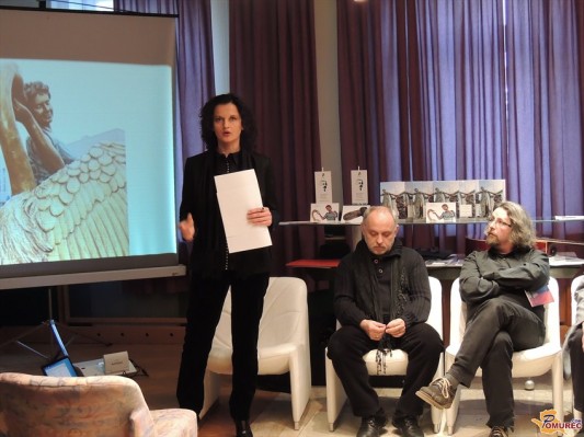 Muza Erato s svojo knjigo