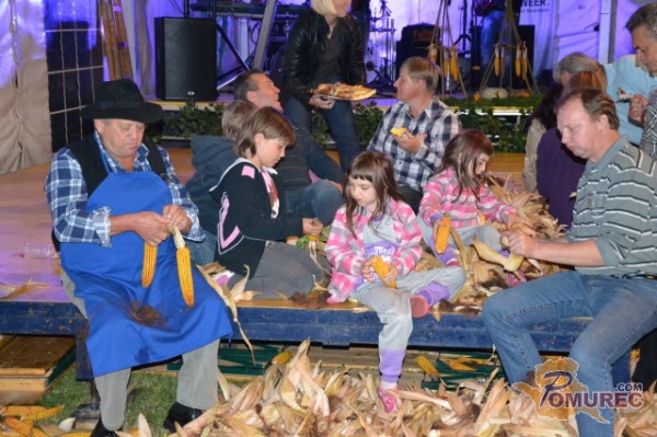 FOTO: Lüjpanje kukorce v Selu s skupino Plamen