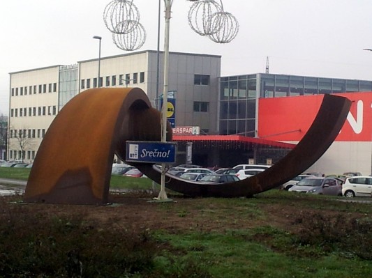 Skulptura pri BTC-ju sije v rji