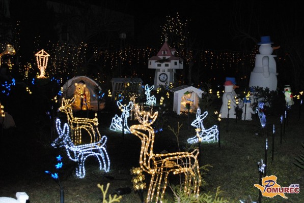 FOTO: Hozjanovi na Hotizi so tudi letos prižgali tisoče lučk