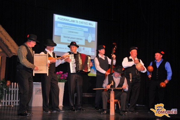 FOTO: Z ljudsko pesmijo »pozdravili cvetoči maj« v Črenšovcih