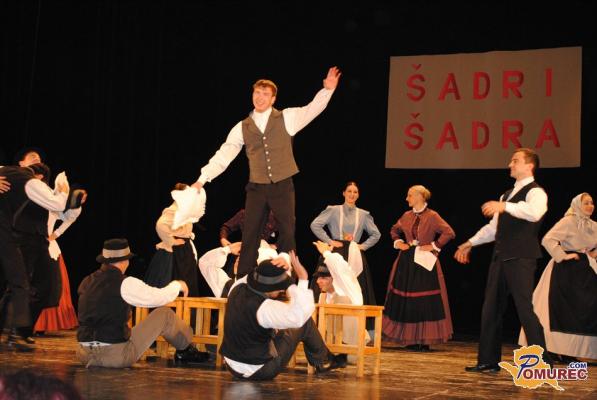 V Gledališki in koncertni dvorani Lendava zaplesali folkloristi