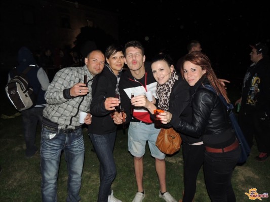 FOTO: Kresovanje v Železnih Dverih ob elektronski glasbi