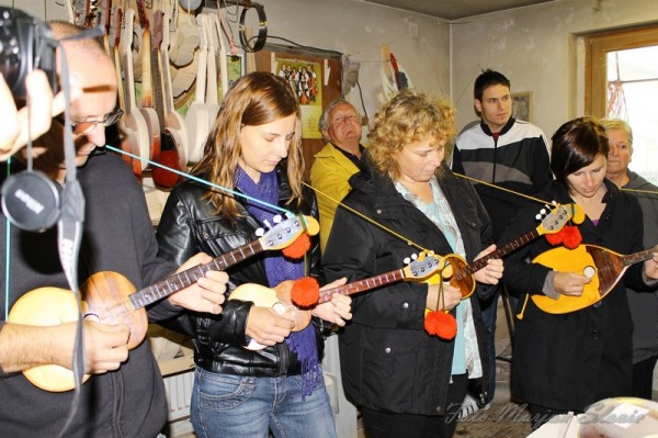 FOTO: Tamburaši iz Črešnjevcev obiskali mojstra tamburic
