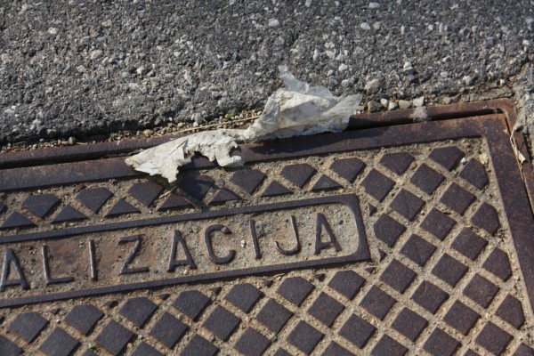 Ob močnem deževju v Rakičanu naplavi tudi umazan toaletni papir