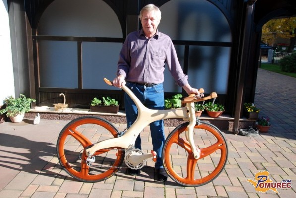 Franc Pal iz Lendave dirkalno kolo izdelal kar iz lesa