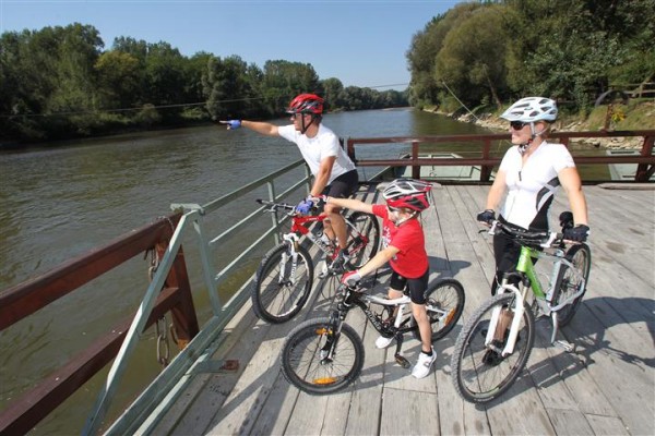 Nove kolesarske in pohodniške poti povezale Pomurje in Avstrijo