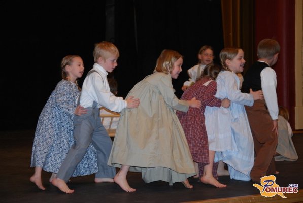 FOTO: Nadobudni folkloristi zaplesali v Ljutomeru