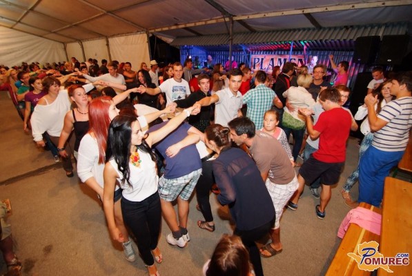 FOTO: Veselica s skupino Plamen v Murskih Črncih