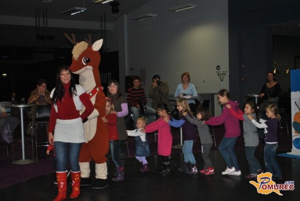 FOTO: Jelenček Rudolf z otroki v Kegl Cityju zbiral pisma za Božička