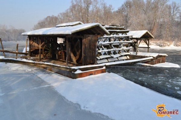 FOTO: Po skoraj tridesetih letih Babičev mlin na Muri spet okovan v led
