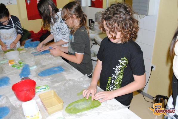 Učenci Dvojezične osnovne šole Dobrovnik ustvarjalni na rokodelski delavnici