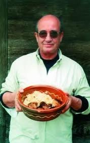 Janezek opazuje očeta, ko peče piškote