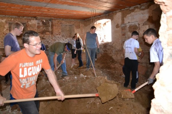 Mladi iz soboške škofije so pomagali obnavljati samostan v Turnišču