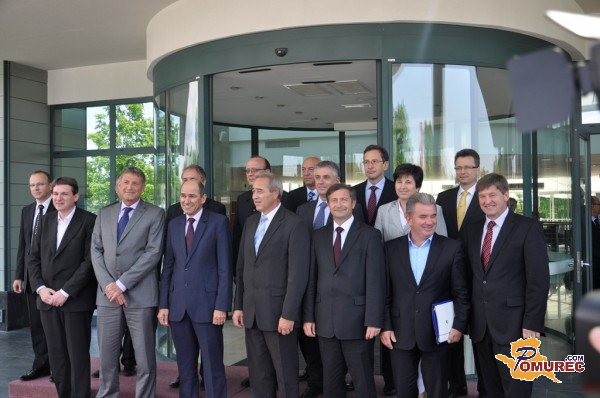 Komentar: Tuja mora pomaga vladi