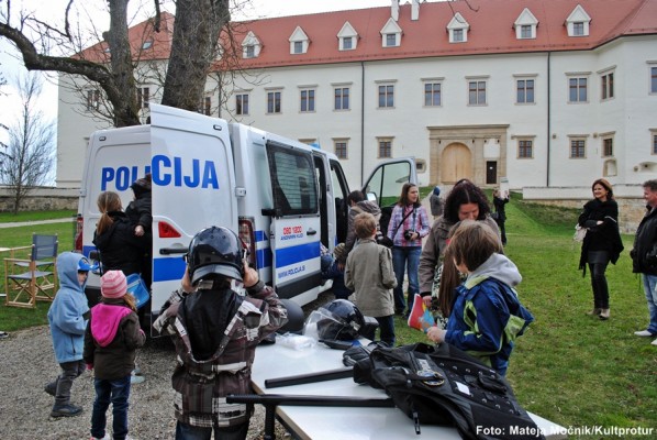 FOTO: Policisti pričakali otroke v Negovi