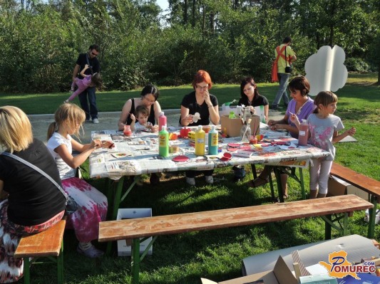 FOTO: Smukarija k ustvarjanju pritegnila številne starše in otroke