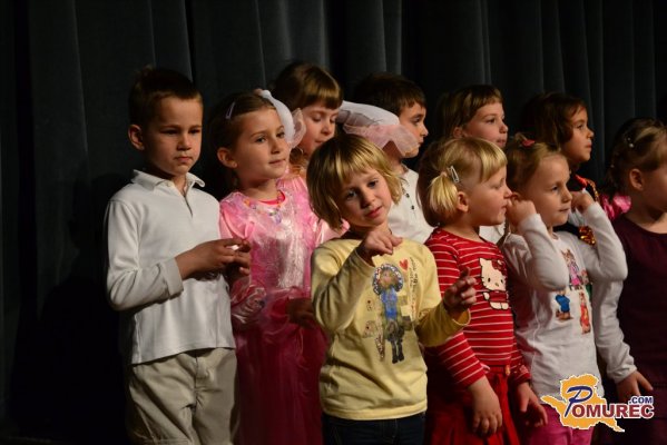 FOTO: Vrtec Lavra predstavil dramsko igro Sneguljčica in sedem palčkov