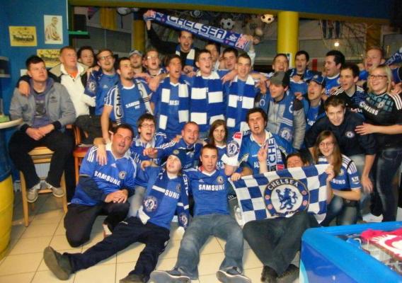 Chelsea Slovenija: Pozornost pritegnejo  z vzkliki kot je »malo vas je, malo vas je, …«