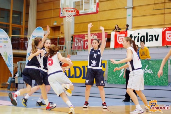 FOTO: Domače košarkarice slavile na zaključni turnir osnovnih šol