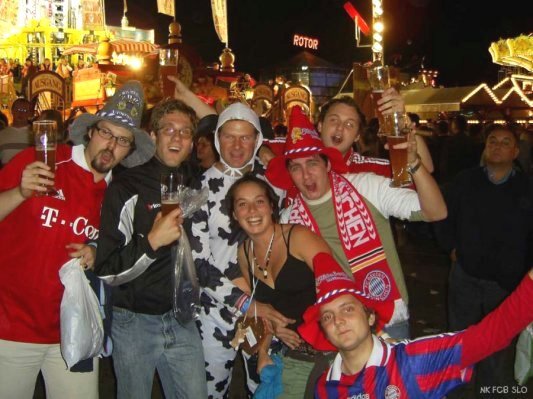 Navijaški klub FC Bayern Slovenija: Varovali so jih policisti, da jih Zvezdini navijači ne bi »ubili«