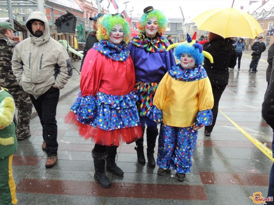 FOTO: Fašenk v Lotmerki privabil mnoge maske