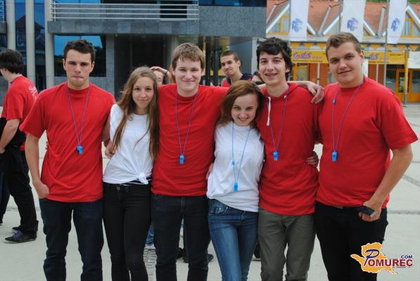 FOTO: Maturantje v Lendavi točno opoldne zaplesali na Straussovo četvorko