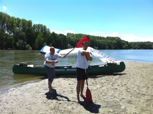 FOTO: Prekmurski avanturisti na čolnu do Beograda po treh dneh zagledali prvo civilizacijo