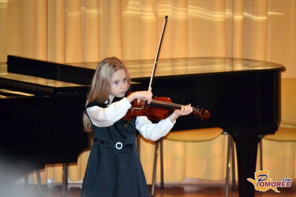 FOTO: Solisti glasbene šole v Radencih pripravili božično-novoletni koncert