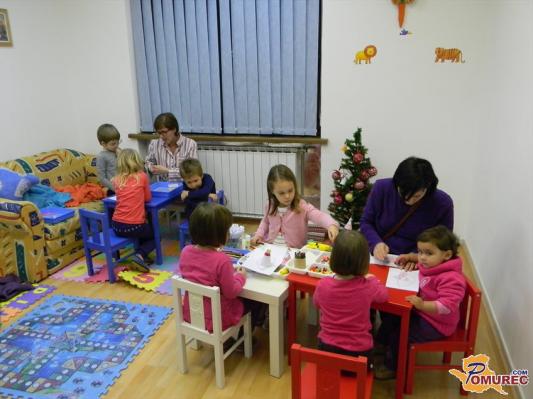 Božično obarvane otroške delavnice v prostorih Modreca