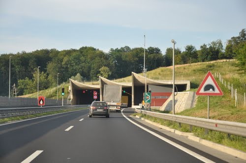 Zaradi trka dveh tovornjakov zaprta pomurska avtocesta