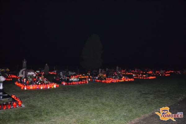 FOTO: Pokopališča osvetljena s svečami