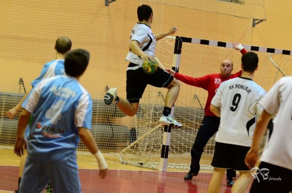Dvoranski šport: Uspešni samo odbojkarji Panvite in rokometaši Pomurja