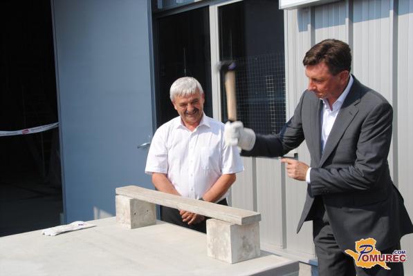 FOTO: Pahor na otvoritvi Varisove betonarne v Lendavi prijel za kladivo