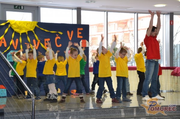 FOTO: Otroci v Moravskih Toplicah zapeli in zaplesali