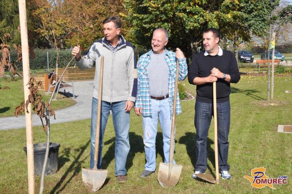 FOTO: Predsednik Pahor v Rakičanu poprijel za lopato