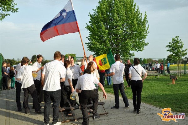 FOTO: V Odrancih nadaljujejo tradicijo postavljanja mlaja
