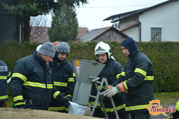 FOTO: V Bakovcih se gasilci borijo proti potoku Mokoš